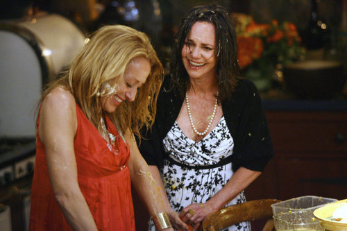 Patricia Wettig ríe junto a Sally Field en 'Cinco Hermanos'