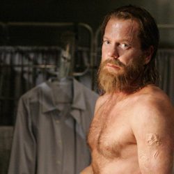 Kiefer Sutherland con el torso desnudo