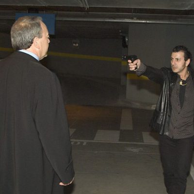 Pope apunta con su pistola a 'El comisario' Gerardo Castilla