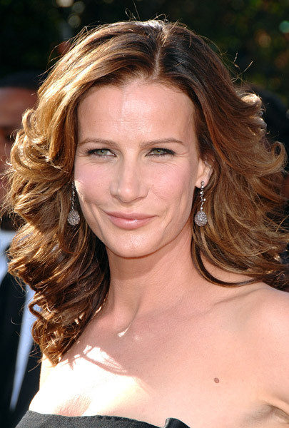 Rachel Griffiths en la alfombra roja de los Premios Emmy del año 2007