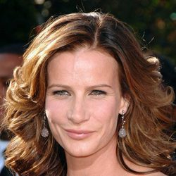 Rachel Griffiths en la alfombra roja de los Premios Emmy del año 2007