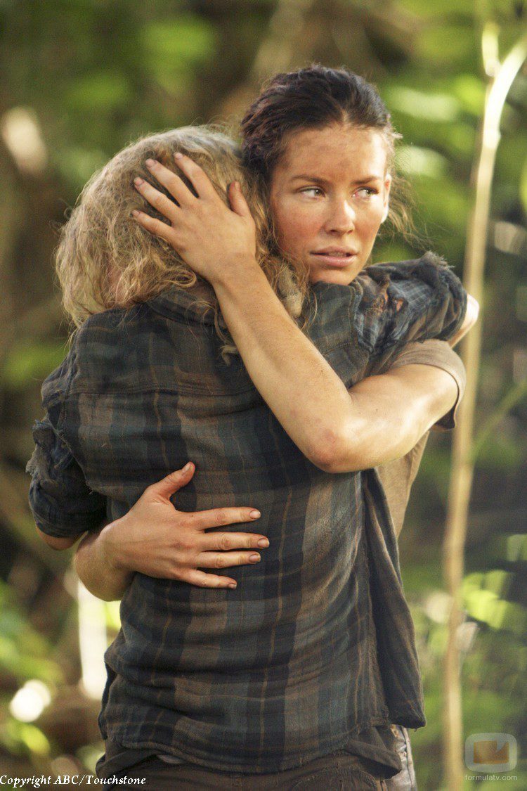 Kate consuela a Claire en 'Recon'