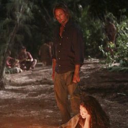 Kate y Sawyer frente a la hoguera en 'Recon'