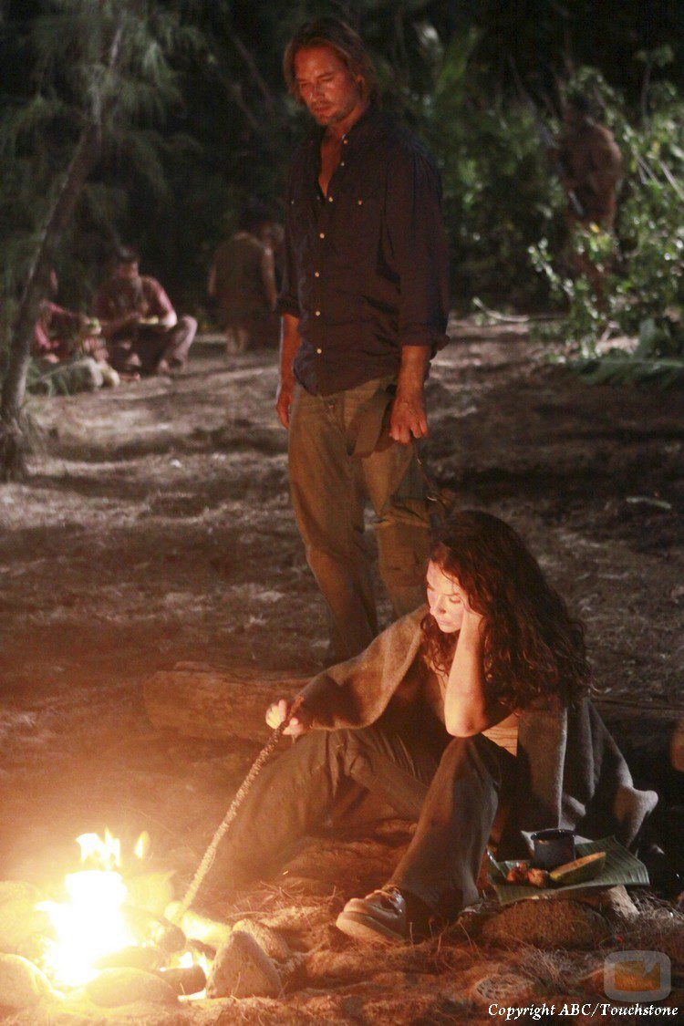 Kate y Sawyer frente a la hoguera en 'Recon'