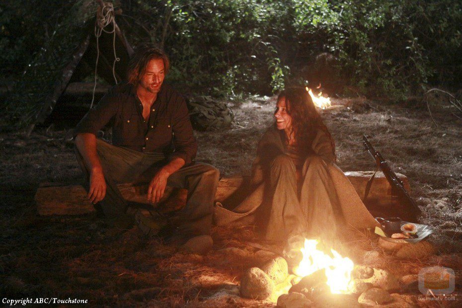 Evangeline Lilly y Josh Holloway frente a la hoguera