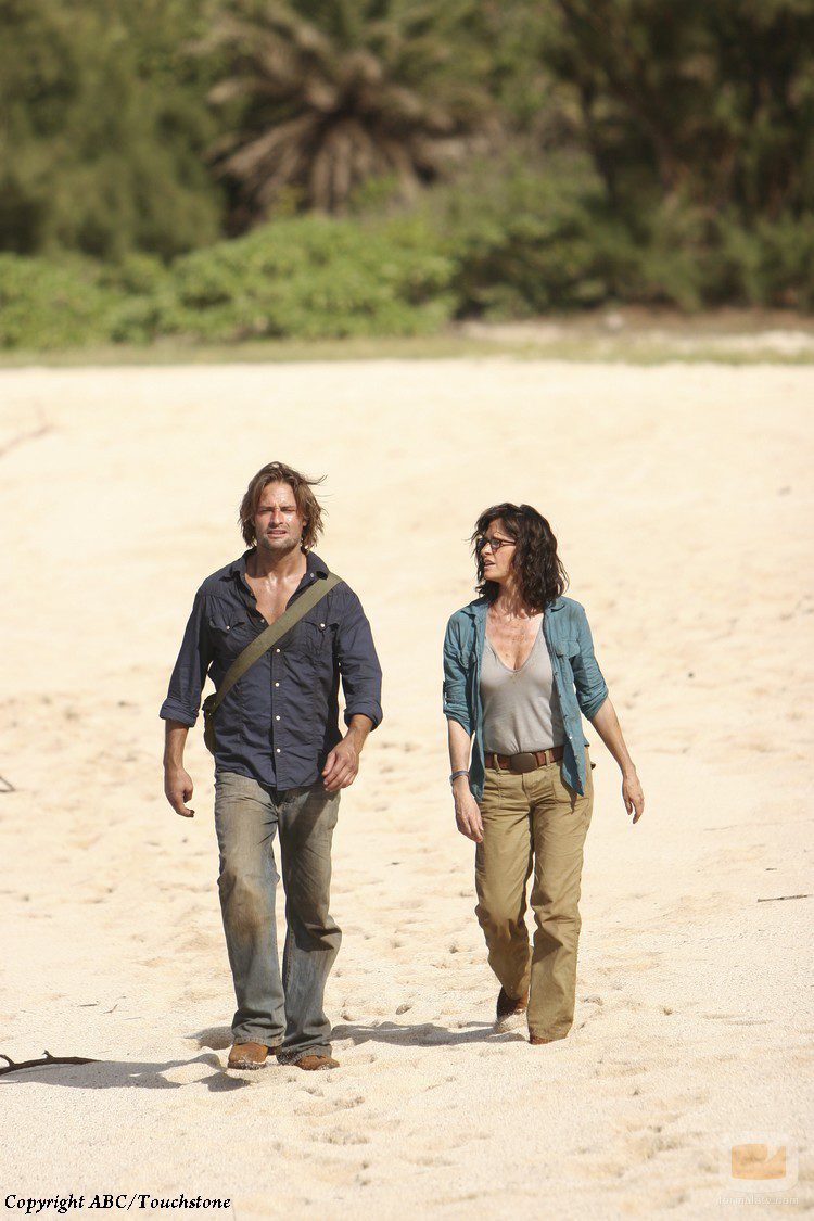 Sawyer y Zoe caminan por la playa