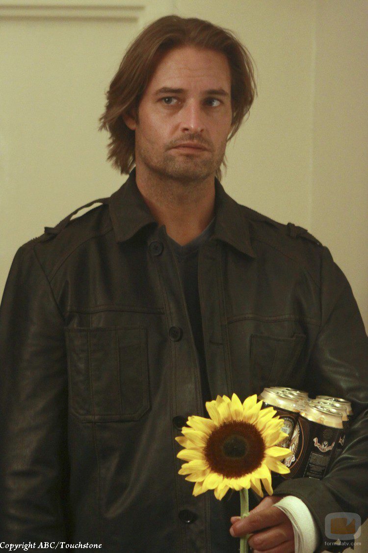 Sawyer con una flor en 'Recon'