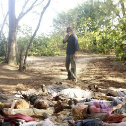 Sawyer frente a un montón de cadáveres en 'Recon'