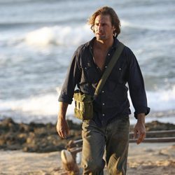 Josh Holloway camina por la playa