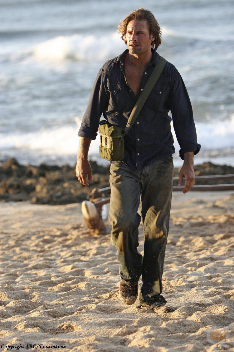 Josh Holloway camina por la playa