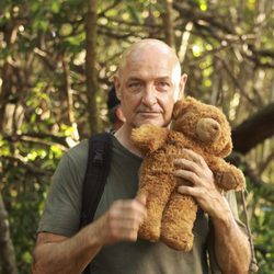 'Locke' y el osito de peluche