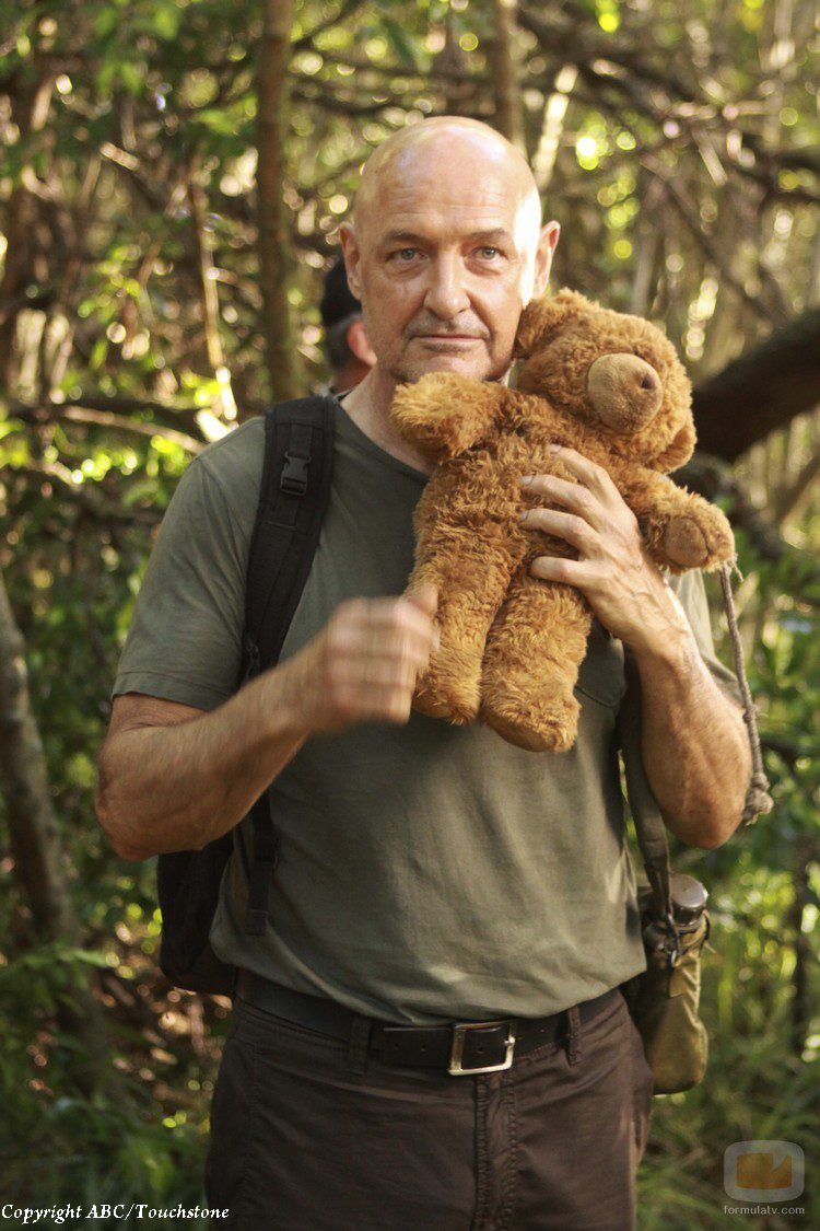 'Locke' y el osito de peluche