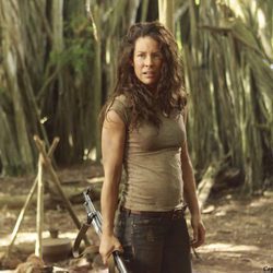 Evangeline Lilly con un arma