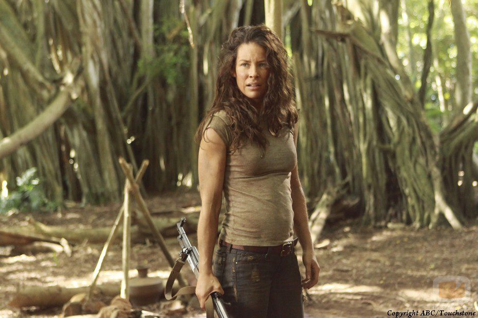 Evangeline Lilly con un arma