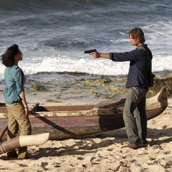 Sawyer apunta a Zoe con una pistola en 'Recon'
