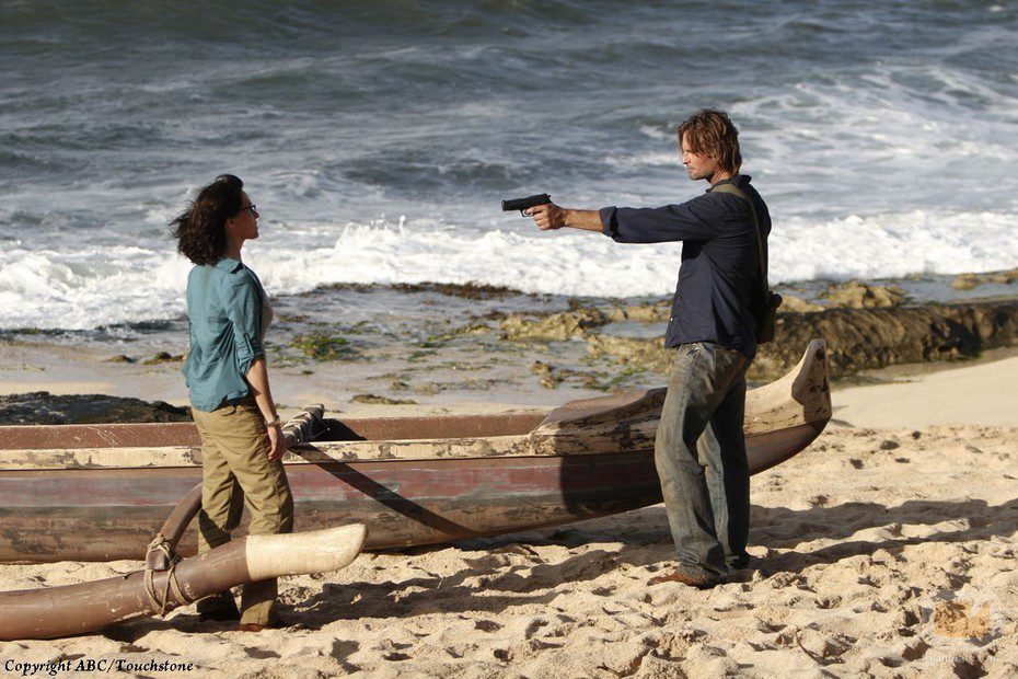 Sawyer apunta a Zoe con una pistola en 'Recon'