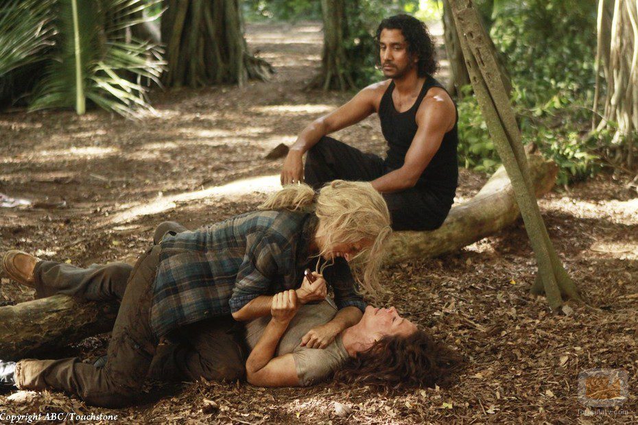 Claire intenta matar a Kate frente a la pasividad de Sayid