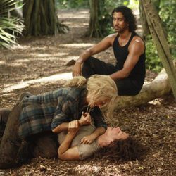 Claire intenta matar a Kate frente a la pasividad de Sayid