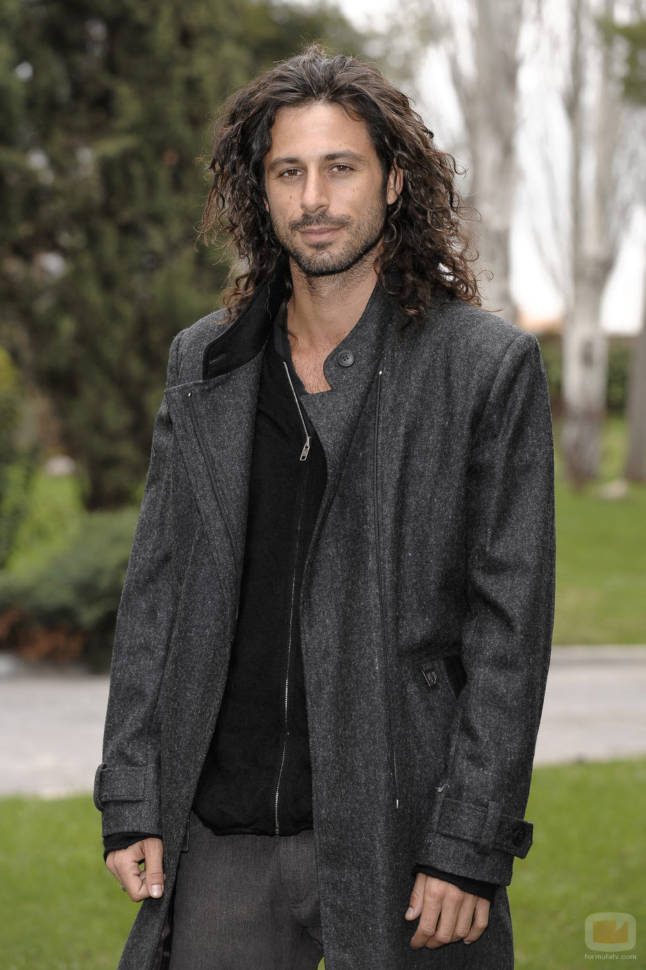 Hugo Silva con el pelo largo