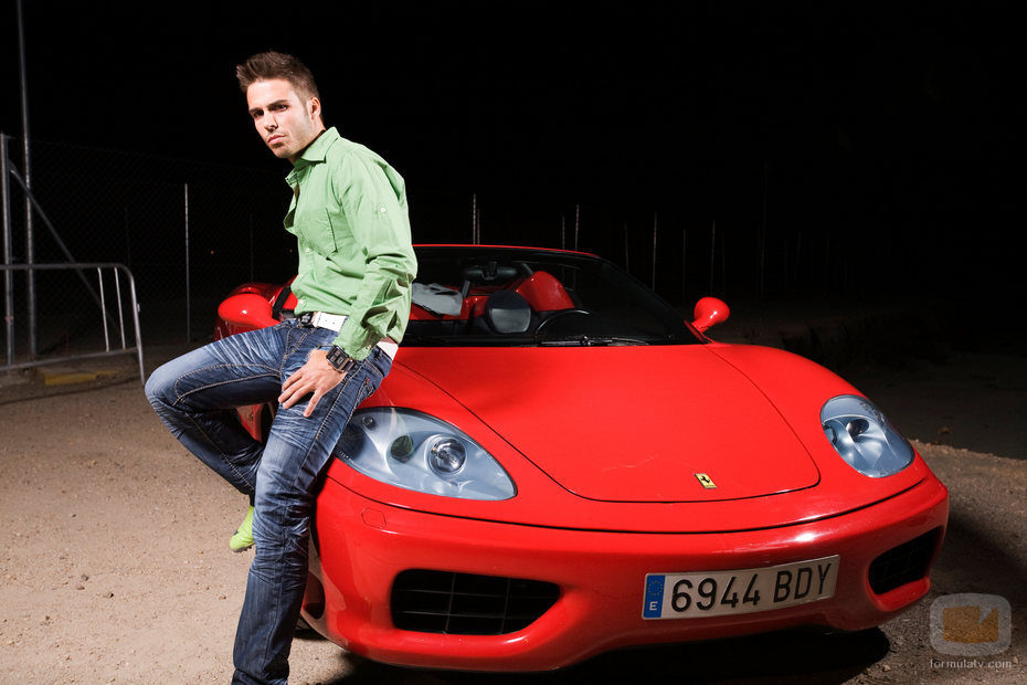 Álex Barahona junto a un Ferrari