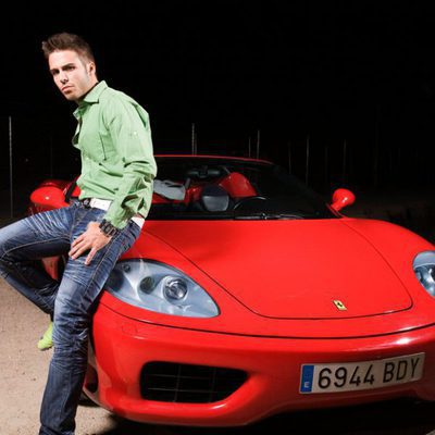 Álex Barahona junto a un Ferrari
