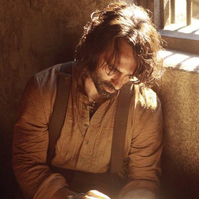 Ricardus Alpert lee la Biblia