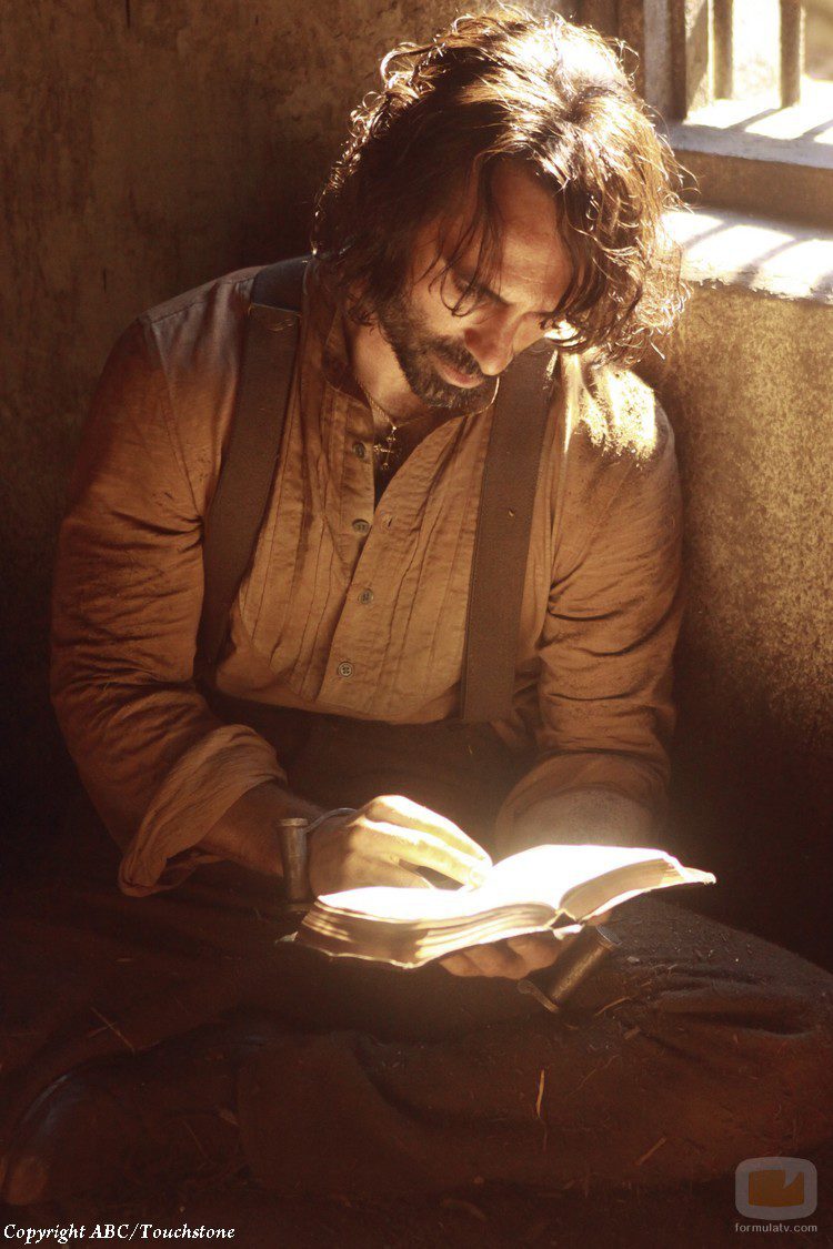 Ricardus Alpert lee la Biblia