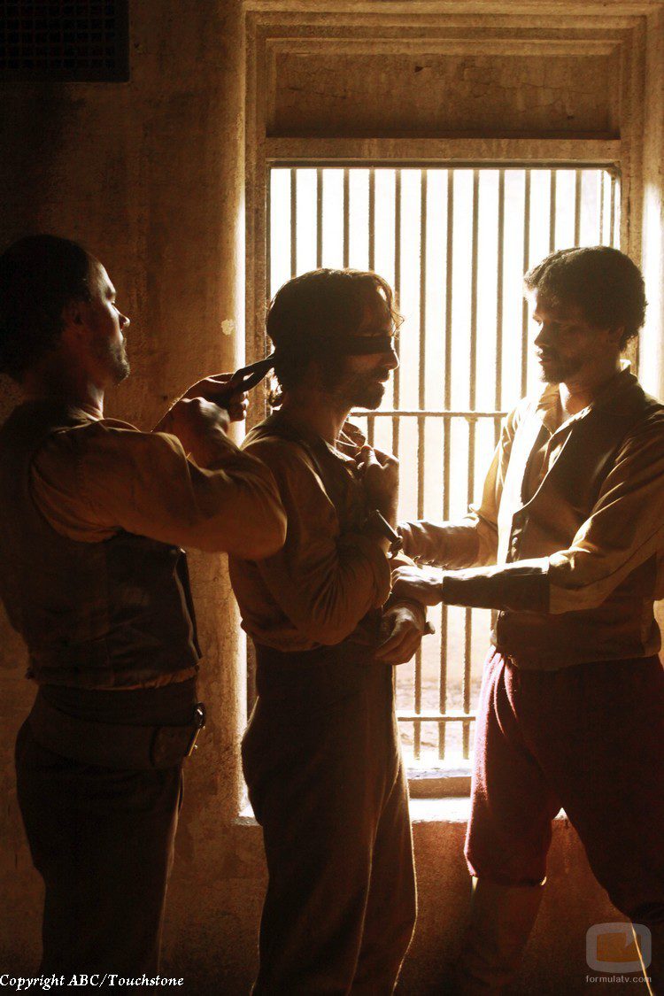 Los ojos de Ricardo Alpert son vendados