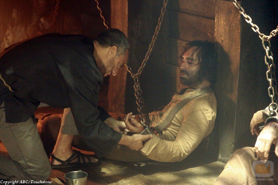 El Humo Negro libera a Richard Alpert de sus cadenas