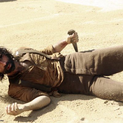 Nestor Carbonell en la arena de la playa