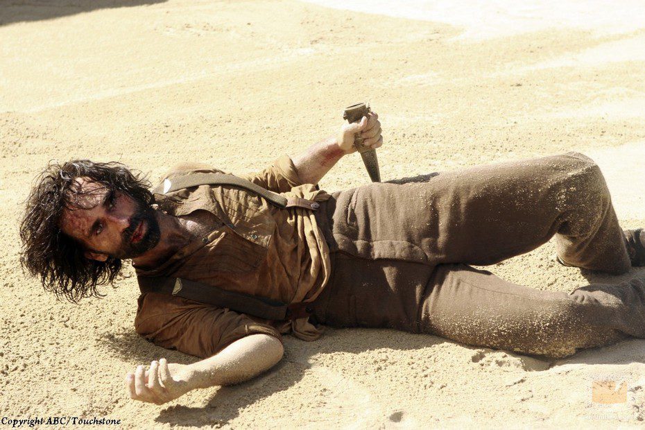 Nestor Carbonell en la arena de la playa