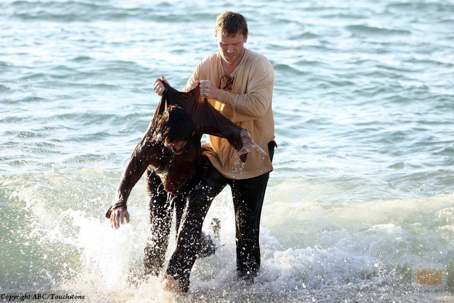 Jacob saca a Richard Alpert del agua