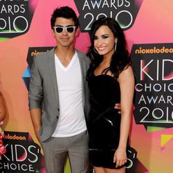 Joe Jonas junto a Demi Lovato