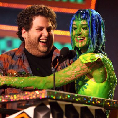 Katy Perry abraza a Jonah Hill llena de pintura