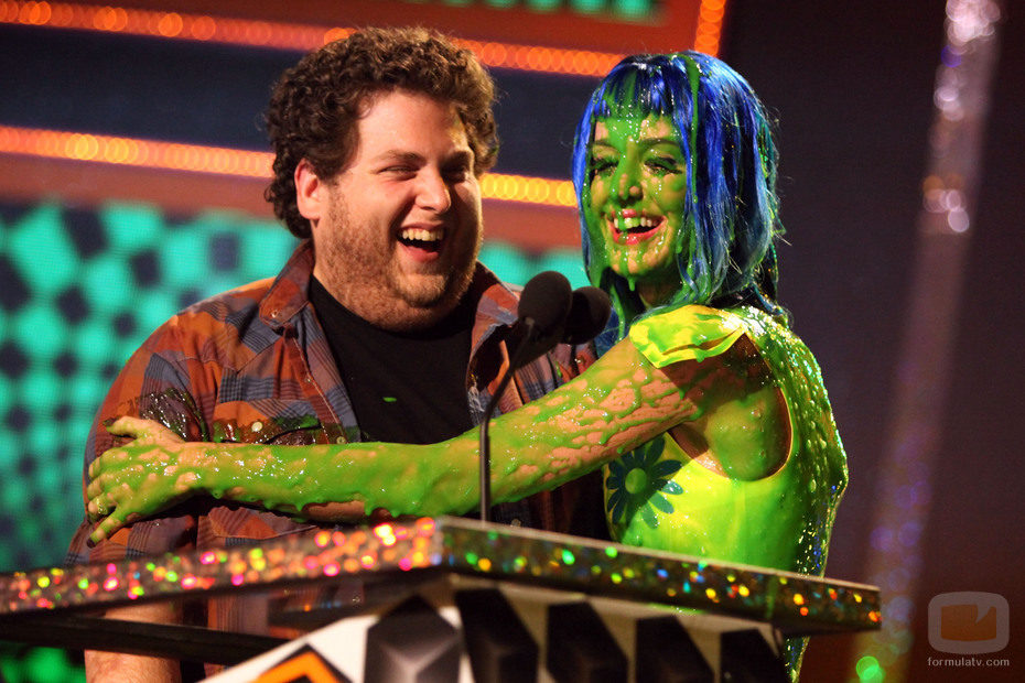 Katy Perry abraza a Jonah Hill llena de pintura