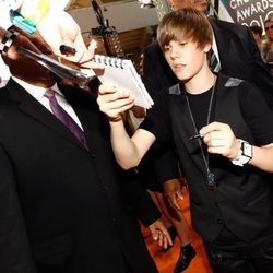 Justin Bieber firma autógrafos