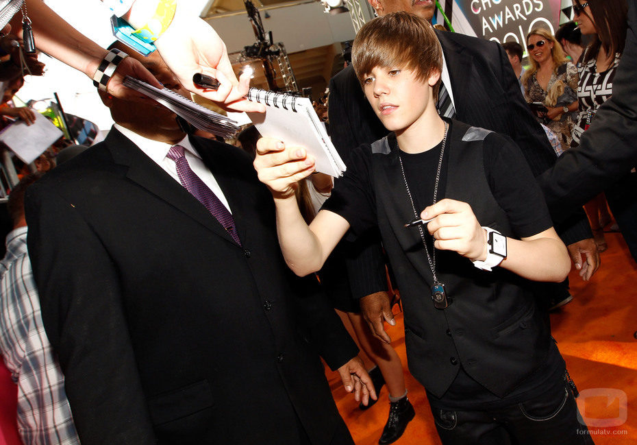 Justin Bieber firma autógrafos