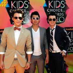 Los Jonas Brothers con gafas de sol