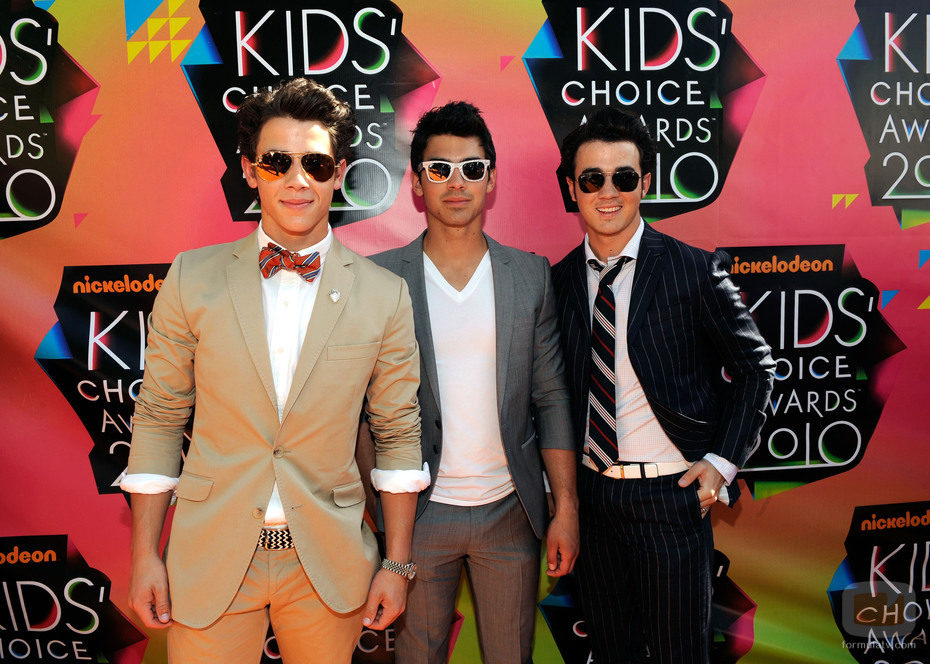Los Jonas Brothers con gafas de sol