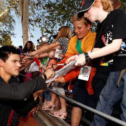 Taylor Lautner firma autógrafos en los Kids Choice 2010