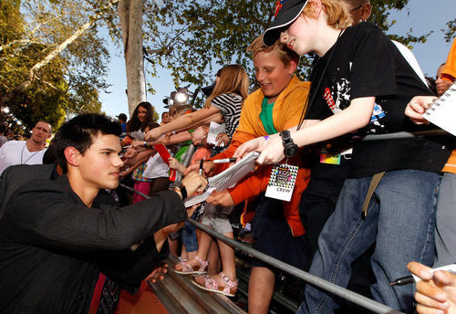 Taylor Lautner firma autógrafos en los Kids Choice 2010