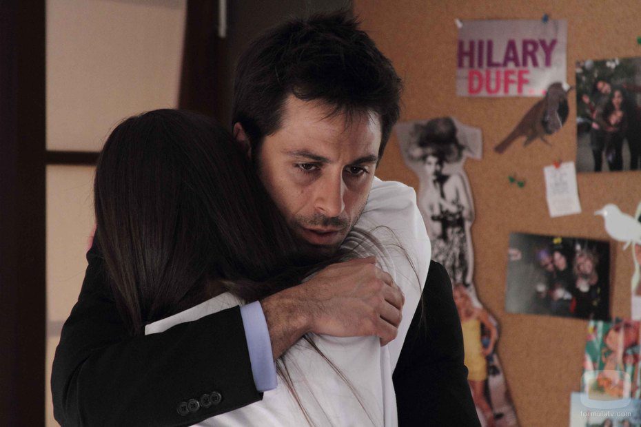 Diego intenta consolar a su hermana Elena