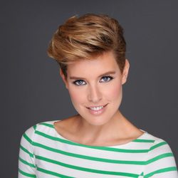 Tania Llasera con una camiseta verde de rayas