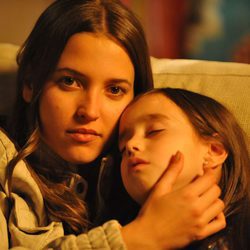 Claudia (Ana Fernández) con Lucía (Priscila Delgado)