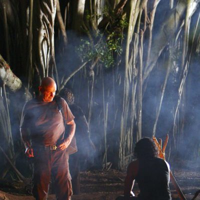 Sayid frente a la hoguera en 'The Package'