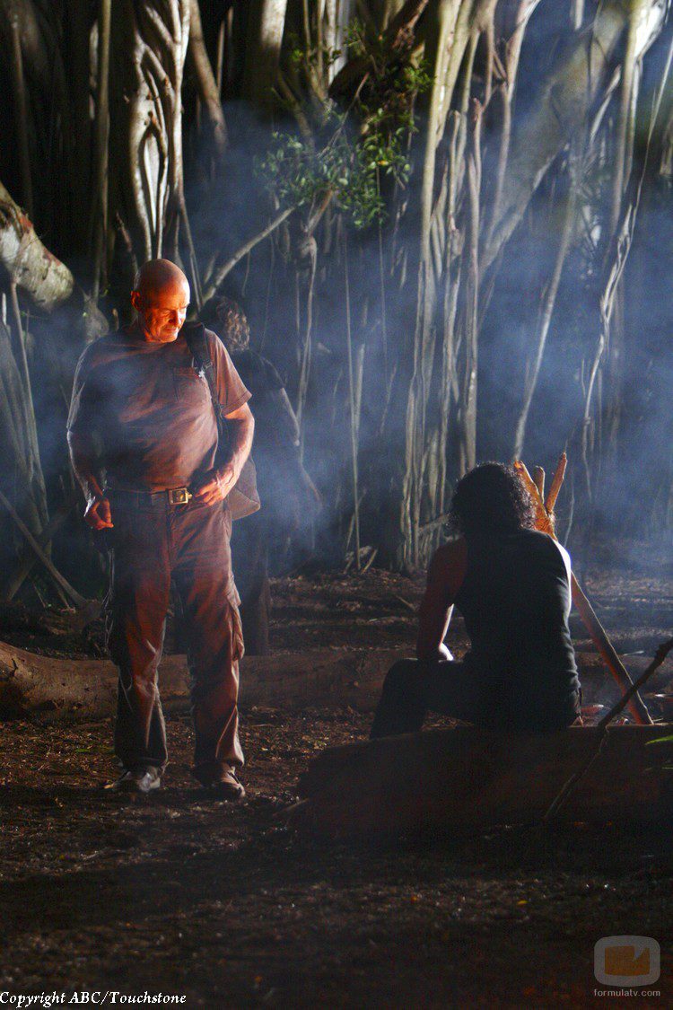 Sayid frente a la hoguera en 'The Package'