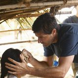 Jack cura las heridas a Sun en 'El paquete