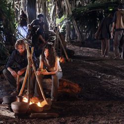 Kate y Sawyer frente a la hoguera en  'The Package'