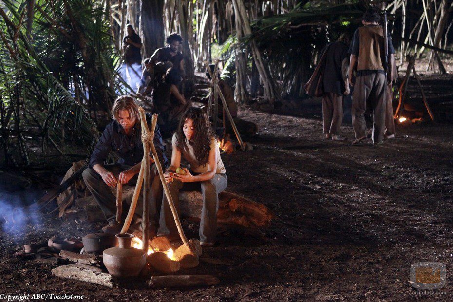 Kate y Sawyer frente a la hoguera en 'The Package'