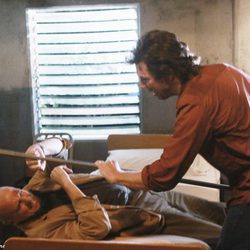 Desmond golpea  a Widmore